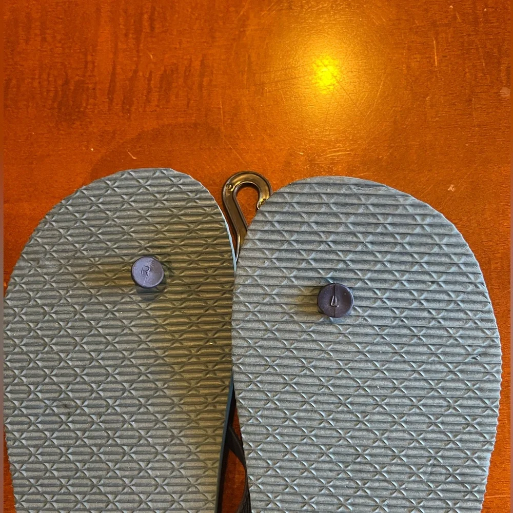 Men’s flip flops Hawaiian/ tropical/ beach print. Blue and green. Sz 10-11. NWT